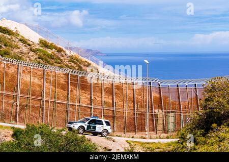 La clôture frontalière de Melilla fait partie de la frontière Maroc–Espagne dans la ville de Melilla. Construit par l'Espagne, son but déclaré est d'arrêter les im illégaux Banque D'Images