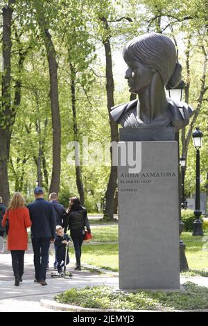 Momument à la grande poétesse russe Anna Akhmatova (Gorenko-Gumileva) (1889-1966) par Alexander Stelmashenko, 2017, Parc Mariinsky, Kiev, Ukraine Banque D'Images