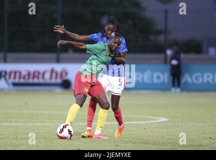 Ajara Nchout du Cameroun, Aissatou Tounkara de France pendant le match de football féminin entre la France et le Cameroun sur 25 juin 2022 au Stade Pierre Brisson à Beauvais, France - photo: Jean Catuffe/DPPI/LiveMedia Banque D'Images