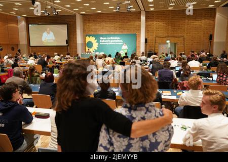 27 juin 2022, Schleswig-Holstein, Neumünster: Les délégués suivent les discours de la conférence du parti d'Etat de Bündnis 90/Die Grünen dans la Stadthalle. Photo: Marcus Brandt/dpa Banque D'Images