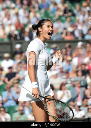 Londres, Royaume-Uni. 27th juin 2022. Emma Raducanu, en Grande-Bretagne, célèbre un point dans son match contre l'Alison belge Van Uytvanck lors du premier tour des championnats de Wimbledon 2022 à Londres sur 27 juin 2022. Raducanu remporte le match 6-4, 6-4. Photo de Hugo Philpott/UPI crédit: UPI/Alay Live News Banque D'Images
