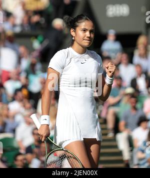 Londres, Royaume-Uni. 27th juin 2022. Emma Raducanu, en Grande-Bretagne, célèbre un point dans son match contre l'Alison belge Van Uytvanck lors du premier tour des championnats de Wimbledon 2022 à Londres sur 27 juin 2022. Raducanu remporte le match 6-4, 6-4. Photo de Hugo Philpott/UPI crédit: UPI/Alay Live News Banque D'Images