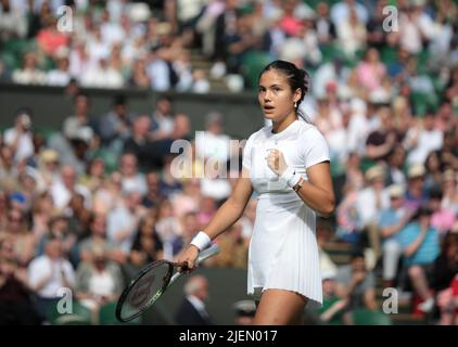 Londres, Royaume-Uni. 27th juin 2022. Emma Raducanu, en Grande-Bretagne, célèbre un point dans son match contre l'Alison belge Van Uytvanck lors du premier tour des championnats de Wimbledon 2022 à Londres sur 27 juin 2022. Raducanu remporte le match 6-4, 6-4. Photo de Hugo Philpott/UPI crédit: UPI/Alay Live News Banque D'Images