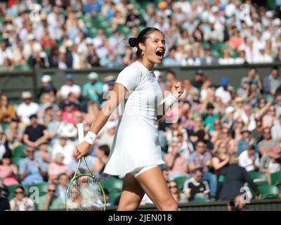 Londres, Royaume-Uni. 27th juin 2022. Emma Raducanu, en Grande-Bretagne, célèbre un point dans son match contre l'Alison belge Van Uytvanck lors du premier tour des championnats de Wimbledon 2022 à Londres sur 27 juin 2022. Raducanu remporte le match 6-4, 6-4. Photo de Hugo Philpott/UPI crédit: UPI/Alay Live News Banque D'Images