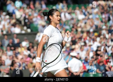 Londres, Royaume-Uni. 27th juin 2022. Emma Raducanu, en Grande-Bretagne, célèbre un point dans son match contre l'Alison belge Van Uytvanck lors du premier tour des championnats de Wimbledon 2022 à Londres sur 27 juin 2022. Raducanu remporte le match 6-4, 6-4. Photo de Hugo Philpott/UPI crédit: UPI/Alay Live News Banque D'Images