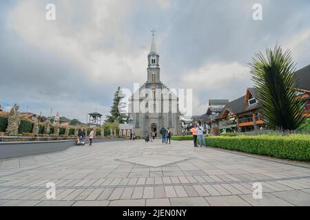 Gramado, RS, Brésil - 17 mai 2022 : paroisse de Sao Pedro, église dans le centre-ville de Gramado. Banque D'Images