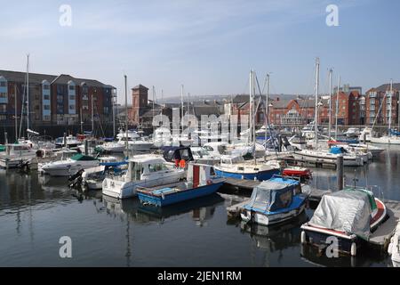 Port de plaisance de Swansea dans le quai de la vieille ville, pays de Galles, bateaux amarrés, voiliers Banque D'Images