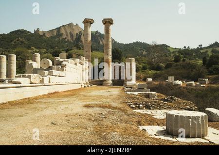 SARDES temple d'artemis ruines dans les arbres. Banque D'Images