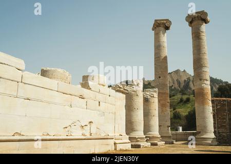 SARDES temple d'artemis ruines dans les arbres. Banque D'Images