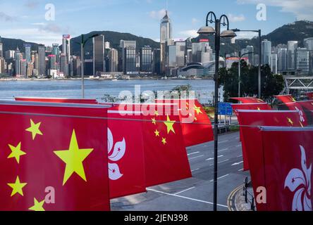 Hong Kong, Chine. 27th juin 2022. Vue du port de Victoria comme drapeaux de la République populaire de Chine et de la RAS de Hong Kong sont exposés avant l'anniversaire de 1 juillet de la remise de Hong Kong en Chine à Hong Kong. Crédit : SOPA Images Limited/Alamy Live News Banque D'Images