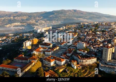 Vue sur Vila Real dans la vallée entourée de montagnes, Portugal Banque D'Images