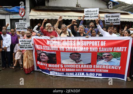 Mumbai, Inde. 27th juin 2022. Les manifestants tenant une bannière se réunissent pour demander la libération d'un activiste Teesta Setalvad lors d'une manifestation. Teesta Setalvad, militante, a été arrêtée par la police du Gujarat contre le terrorisme Squad (ATS) de son domicile de Mumbai pour avoir fabriqué des faits, donné des témoins pour encadrer des personnes dans le cadre de 2002 cas d'émeutes au Gujarat. Crédit : SOPA Images Limited/Alamy Live News Banque D'Images