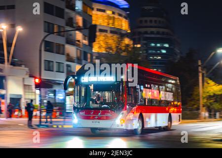 Santiago, Chili - avril 2022: Un Transantiago, ou Red Metropolitana de Movilidad, bus à Santiago Banque D'Images