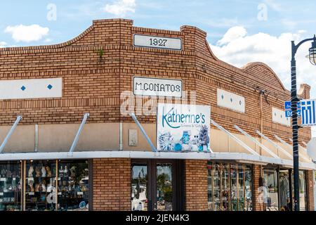 Tarpon Springs, États-Unis - 4 octobre 2021: Ville grecque en Floride avec le magasin de Katherine signe pour les draps et les cadeaux sur la rue Dodécanèse boulevard Banque D'Images