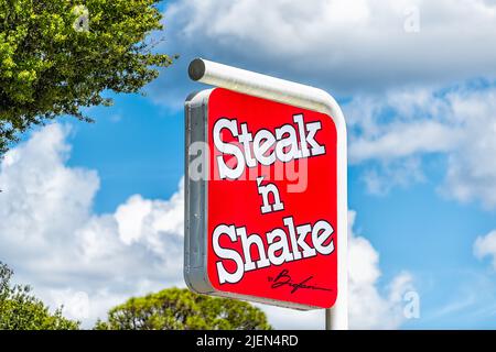 Port Richey, États-Unis - 4 octobre 2021: Ville de Floride sur la côte du golfe avec signe de fermeture en rouge pour le célèbre Steak n Shake rapide joint connu pour steakburger Banque D'Images