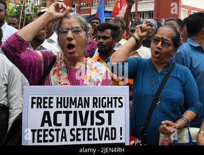 Mumbai, Inde. 27th juin 2022. Un manifestant tient un écriteau pendant la démonstration exigeant la libération d'un activiste Teesta Setalvad. Teesta Setalvad, militante, a été arrêtée par la police du Gujarat contre le terrorisme Squad (ATS) de son domicile de Mumbai pour avoir fabriqué des faits, donné des témoins pour encadrer des personnes dans le cadre de 2002 cas d'émeutes au Gujarat. (Photo par Ashish Vaishnav/SOPA Images/Sipa USA) crédit: SIPA USA/Alay Live News Banque D'Images