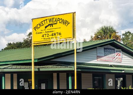 Newberry, États-Unis - 4 octobre 2021: Petite ville de Floride avec panneau sur la maison de construction pour les canons de maçonnerie Pickett et ammo et Liberty concessionnaire autorisé Banque D'Images