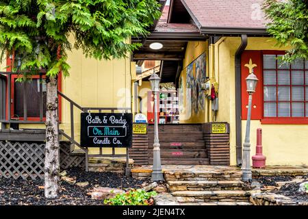 Helen, Etats-Unis - 5 octobre 2021: Village bavarois de Helen, Géorgie avec maison d'architecture allemande traditionnelle jaune signe de construction pour le corps de la baignoire bougie Banque D'Images