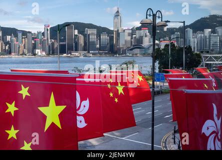 Hong Kong, Chine. 27th juin 2022. Vue du port de Victoria comme drapeaux de la République populaire de Chine et de la RAS de Hong Kong sont exposés avant l'anniversaire de 1 juillet de la remise de Hong Kong en Chine à Hong Kong. (Photo par Miguel Candela/SOPA Images/Sipa USA) crédit: SIPA USA/Alay Live News Banque D'Images