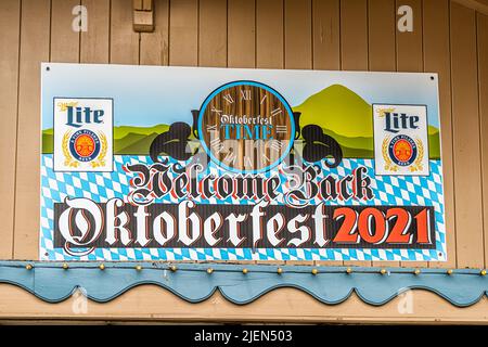 Helen, Etats-Unis - 5 octobre 2021: Helen, Géorgie, village bavarois signez pour la bienvenue de nouveau à l'Oktoberfest festival 2021 avec Miller Lite sponsor pour Alpine P Banque D'Images