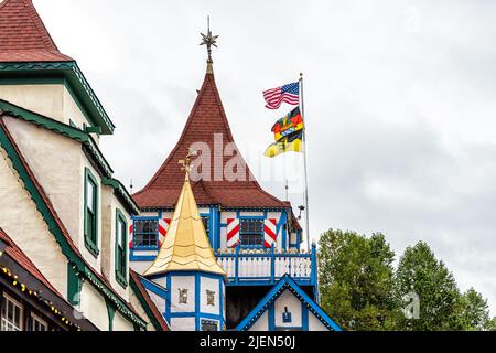 Helen, Etats-Unis - 5 octobre 2021: Village bavarois de Helen, Géorgie avec des restaurants dans le toit d'architecture traditionnelle bleu de la Heidelbergavec des drapeaux de Banque D'Images