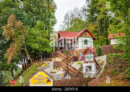 Helen, Etats-Unis - 5 octobre 2021 : village de Helen avec architecture bavaroise de montagnes russes de Géorgie et restaurant Paul Margarita Deck sur la colline Banque D'Images