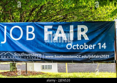 Sylva, Etats-Unis - 6 octobre 2021: Université du Collège communautaire du Sud-Ouest signer pour le salon de l'emploi à Sylva, Caroline du Nord NC aux montagnes Blue Ridge Banque D'Images