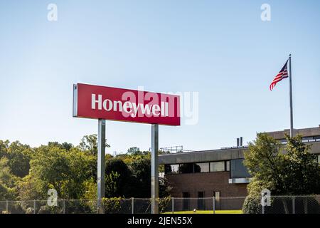 Colonial Heights, États-Unis - 18 octobre 2021: Honeywell International Inc Fabricant compagnie bâtiment de bureau panneau d'entrée avec drapeau américain sur le poteau fl Banque D'Images