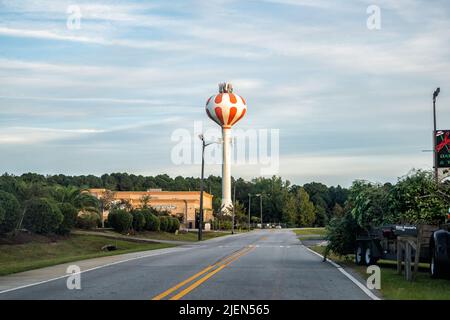 Pooler, Etats-Unis - 18 octobre 2021: Vue sur le château d'eau dans la ville en Géorgie près de Savannah avec ciel bleu et route pavée par les restaurants au coucher du soleil avec sunlig Banque D'Images