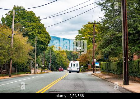 Charlottesville, Etats-Unis - 7 octobre 2021: Centre-ville dans la petite ville de Charlottesville Université ville avec des voitures de circulation sur la rue dans la campagne Virgi Banque D'Images