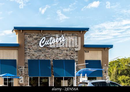 Jacksonville, États-Unis - 19 octobre 2021 : panneau sur le bâtiment pour le restaurant de la chaîne Culver's pour une restauration rapide décontractée servant des hamburgers au beurre et des boissons glacées Banque D'Images