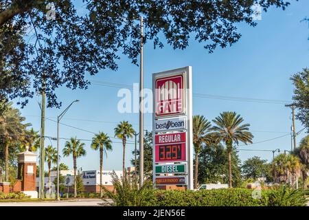 Jacksonville, États-Unis - 19 octobre 2021 : panneau pour la station-service locale Gate et le meilleur café Bean avec un prix diesel et Wells Fargo ATM dans le nord de la Floride en bas Banque D'Images