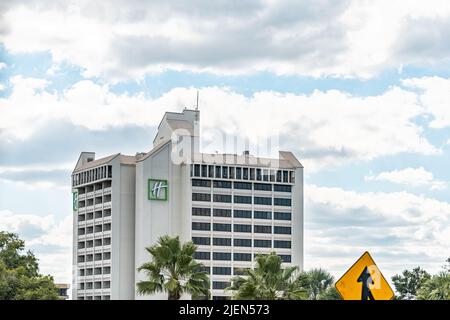 Orlando, États-Unis - 19 octobre 2021: Panneau de construction pour l'hôtel Holiday Inn Express en Floride ville près de Lake Buena Vista ville en été temps ensoleillé avec c Banque D'Images