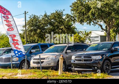 Lac Alfred, États-Unis - 19 octobre 2021: Concessionnaire local de voitures d'occasion avec des voitures garées sur l'affichage de l'aire de stationnement avec des étiquettes de prix sur le pare-brise Banque D'Images