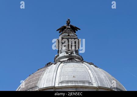 Statue du dragon gallois au sommet de l'hôtel de ville de Cardiff, juin 2022. Henry Charles Fehr Banque D'Images