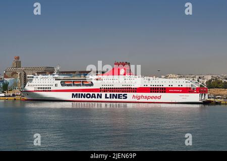 Pirée, Athènes, Grèce - juin 2022 : ferry rapide Festos Palace amarré dans le port du Pirée. Le navire est exploité par Minoan Lines. Banque D'Images