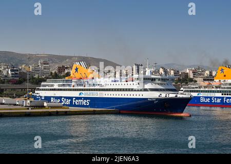 Pirée, Athènes, Grèce - juin 2022 : ferries amarrés dans le port du Pirée. Les navires sont exploités par Blue Star Ferries Banque D'Images