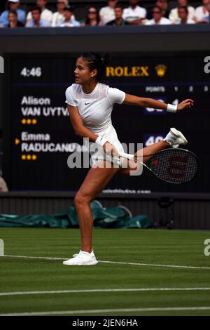 Londres, le 27 juin 2022 - Emma Raducanu, en Grande-Bretagne, en action lors de son match d'ouverture contre Alison Van Uytvanck sur le Centre court de Wimbledon. Crédit : Adam Stoltman/Alamy Live News Banque D'Images