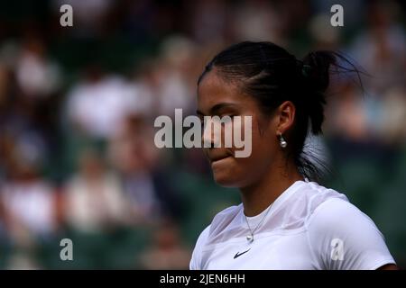 Londres, le 27 juin 2022 - Emma Raducanu en Grande-Bretagne lors de son match d'ouverture contre Alison Van Uytvanck sur le Centre court à Wimbledon. Crédit : Adam Stoltman/Alamy Live News Banque D'Images