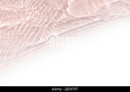 Surface de tons dans l'eau de piscine rose pastel avec réflexion lumineuse et vagues. Texture d'eau transparente avec vagues dans la piscine. Tendance Banque D'Images