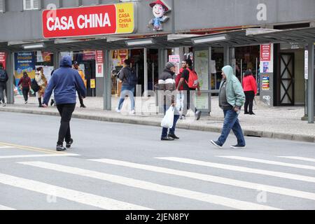 Curitiba, Parana, Brésil. 27th juin 2022. Météo: Les piétons vêtus de vêtements chauds font face à une journée froide à Curitiba. 27 juin 2022, Curitiba, Parana, Brésil: Les piétons portant des vêtements font face à une journée froide sur la place Rui Barbosa, dans le centre-ville de Curitiba, le lundi (27) (Credit image: © Edson de Souza/TheNEWS2 via ZUMA Press Wire) Banque D'Images