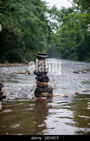 Des pierres ont été soigneusement empilées sur la rivière qui coule doucement Banque D'Images