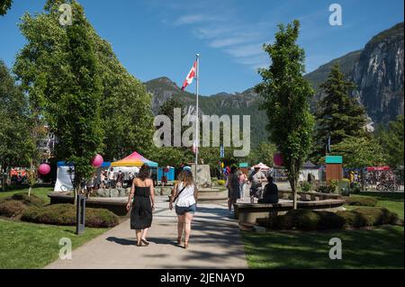 Centre-ville de Squamish BC avec le Stawamus Chief Mountain l'arrière-plan. Banque D'Images