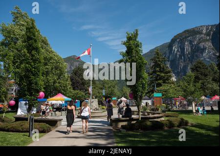 Centre-ville de Squamish BC avec le Stawamus Chief Mountain l'arrière-plan. Banque D'Images