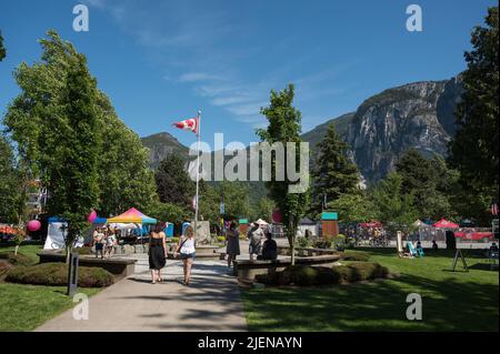 Centre-ville de Squamish BC avec le Stawamus Chief Mountain l'arrière-plan. Banque D'Images