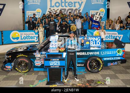 Concord, Caroline du Nord, États-Unis. 27th mai 2022. Ross Chastain remporte la North Carolina Education Lottery 200 au circuit automobile de Charlotte à Concord, en Caroline du Nord. (Image de crédit : © Walter G. Arce Sr./ZUMA Press Wire) Banque D'Images