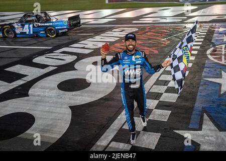 Concord, Caroline du Nord, États-Unis. 27th mai 2022. Ross Chastain célèbre sa victoire pour la North Carolina Education Lottery 200 au circuit automobile de Charlotte à Concord, en Caroline du Nord. (Image de crédit : © Walter G. Arce Sr./ZUMA Press Wire) Banque D'Images