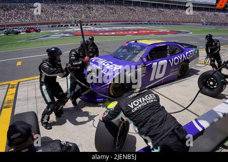 Concord, Caroline du Nord, États-Unis. 28th mai 2022. Landon Cassill fait un arrêt pour les uniformes d'Alsco 300 au circuit automobile de Charlotte à Concord, en Caroline du Nord. (Image de crédit : © Walter G. Arce Sr./ZUMA Press Wire) Banque D'Images