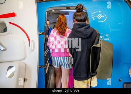 Schiphol, pays-Bas. 26th juin 2022. Les voyageurs sont vus monter à bord de leur vol depuis l'aéroport de Schiphol. L'aéroport avertit maintenant sans équivoque qu'il pourrait y avoir des heures de files d'attente dans les semaines à venir. Au cours de la période à venir, il sera aussi occupé que pendant les vacances de mai. KLM met un frein à la vente de billets pour les vols qui partiront de Schiphol dans les jours à venir. Crédit : SOPA Images Limited/Alamy Live News Banque D'Images