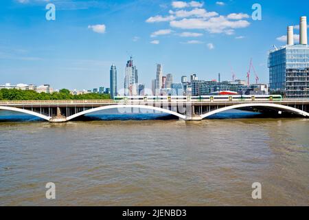 Grosvenor Railway Bridge, le premier passage à niveau ferroviaire à Londres, Battersea, Londres, Angleterre Banque D'Images